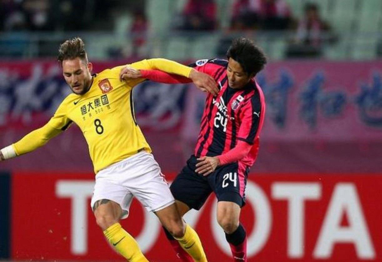 泰达队球迷助威声势浩大,助力球队取胜对吗